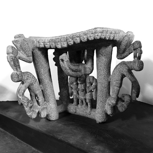 仪式用悬板式研磨台(metate de panel colgante)