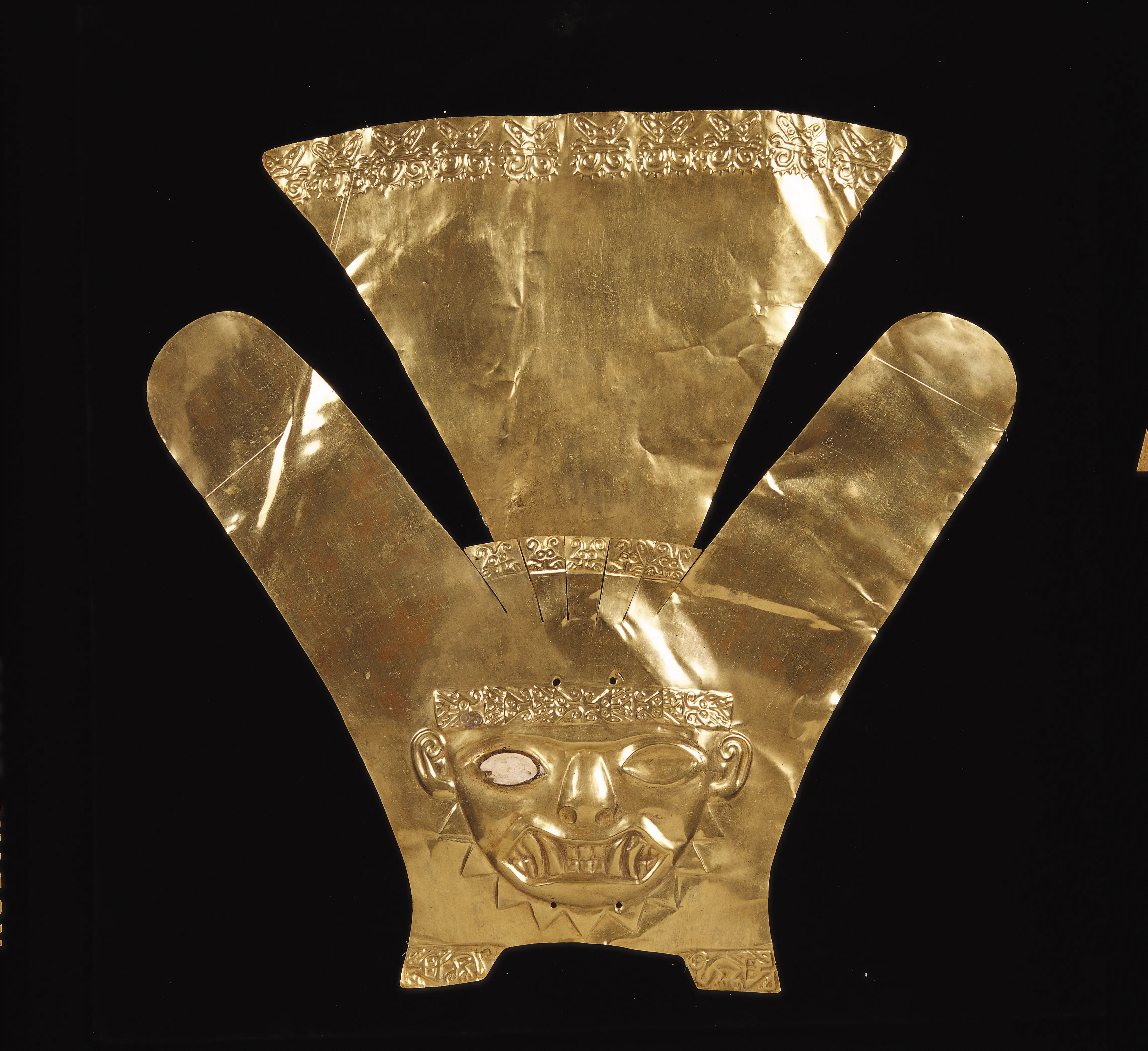 莫切金制头饰正面饰件,饰带獠牙的人首(Adorno Frontal de Oro Mochica)