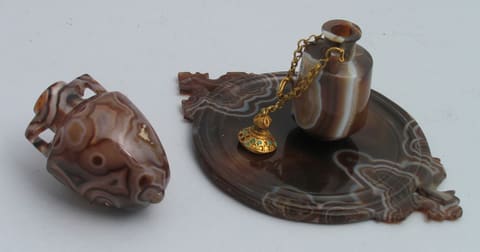 姆茨赫塔出土的玛瑙细颈瓶与碟