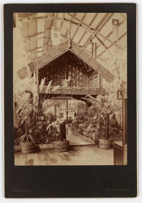 Te Tākinga pātaka（雕饰储藏屋）
