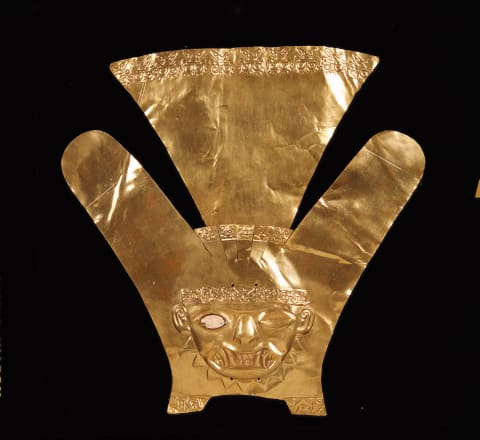 莫切金制头饰正面饰件，饰带獠牙的人首（Adorno Frontal de Oro Mochica）