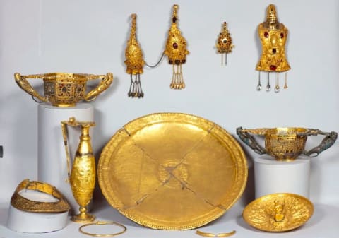 《彼得罗阿萨宝藏》（Cloșca cu puii de aur，“金母鸡与金雏”）