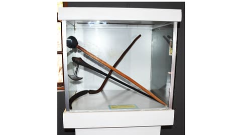 马吉马吉战争真实武器与工具（盾牌、战斧、棍棒与长矛）